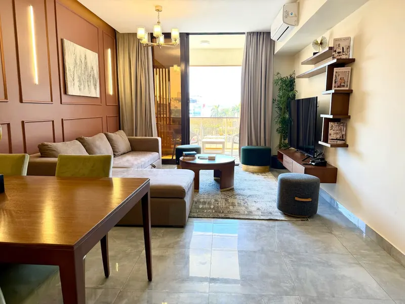 Two-Bedroom with Balcony and L-Shaped Sofa, photo 2