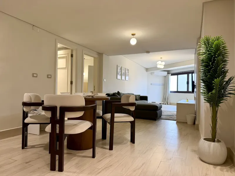 Two-Bedroom with City View and L-Shaped Living Room, photo 2