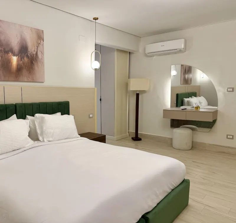 Two-Bedroom with City View and L-Shaped Living Room, photo 3