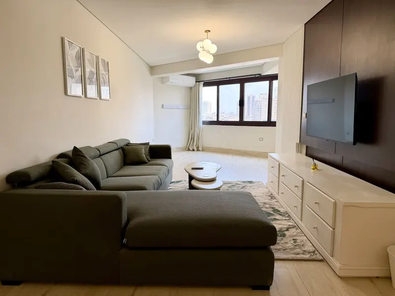 Two-Bedroom with City View and L-Shaped Living Room, photo 4