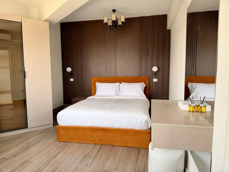 Two-Bedroom with City View and L-Shaped Living Room, photo 6