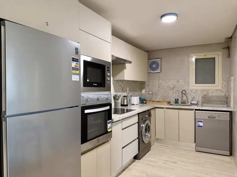 Two-Bedroom with City View and L-Shaped Living Room, photo 7