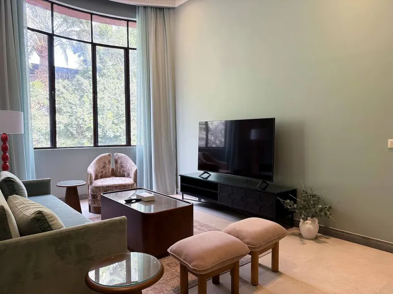 Two-Bedroom with Two Double Beds and Bright Windows, photo 6