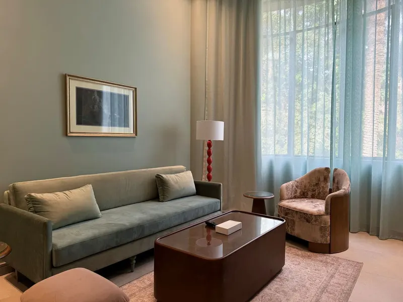 Two-Bedroom with Two Double Beds and Bright Windows, photo 7