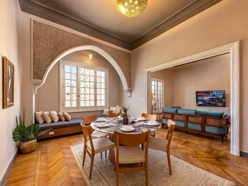 Vintage Three-Bedroom Residence with Street Balcony, photo 2