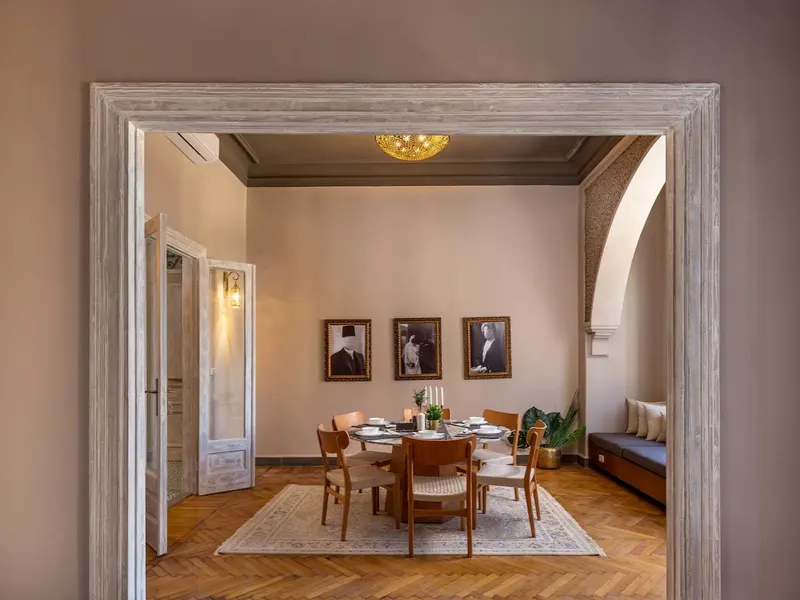 Vintage Three-Bedroom Residence with Street Balcony, photo 3