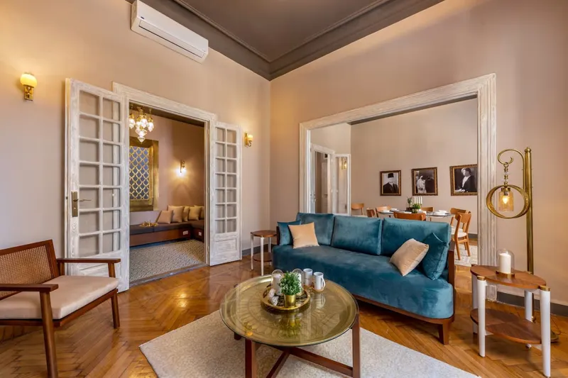Vintage Three-Bedroom Residence with Street Balcony, photo 4