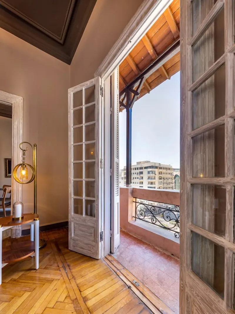 Vintage Three-Bedroom Residence with Street Balcony, photo 6