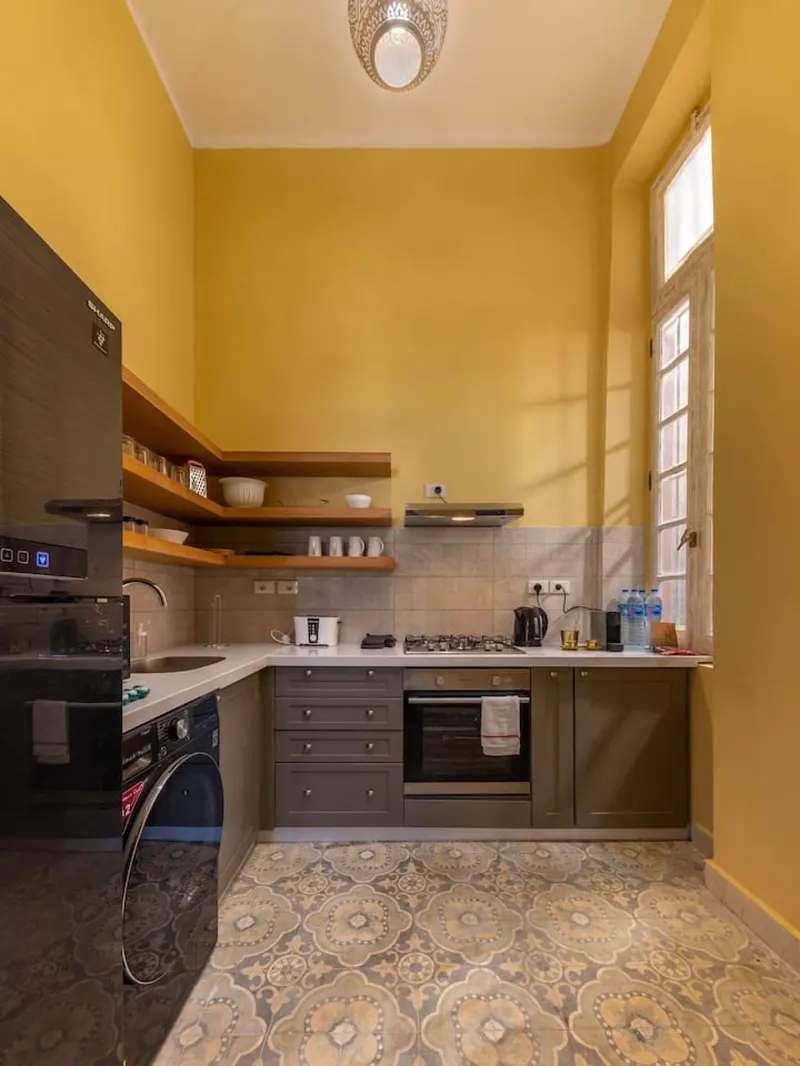Vintage Three-Bedroom Residence with Street Balcony, photo 8