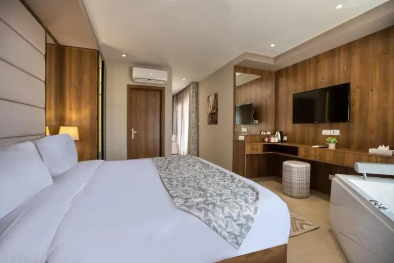Executive Suite with Pyramids View and Jacuzzi — Nozol Pyramids Hotel & Spa, photo 2