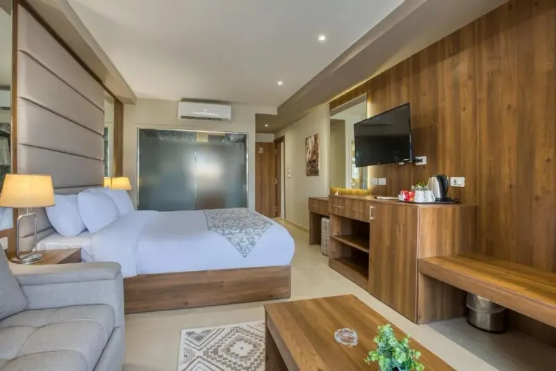 Junior Suite with Jacuzzi — Nozol Pyramids Hotel & Spa, photo 3
