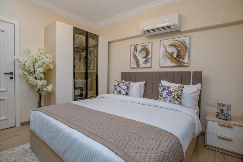 Gold Swirl & Round Table — 1-Bedroom, Al Rehab, photo 2