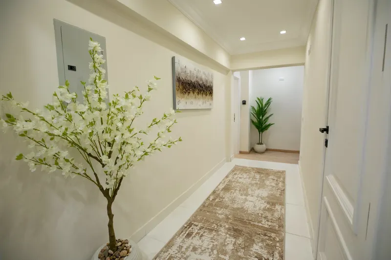 Gold Swirl & Round Table — 1-Bedroom, Al Rehab, photo 4