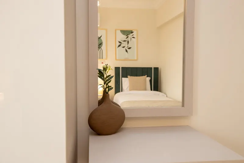 Round Walnut Table Home — 2-Bedroom, Al Rehab, photo 6
