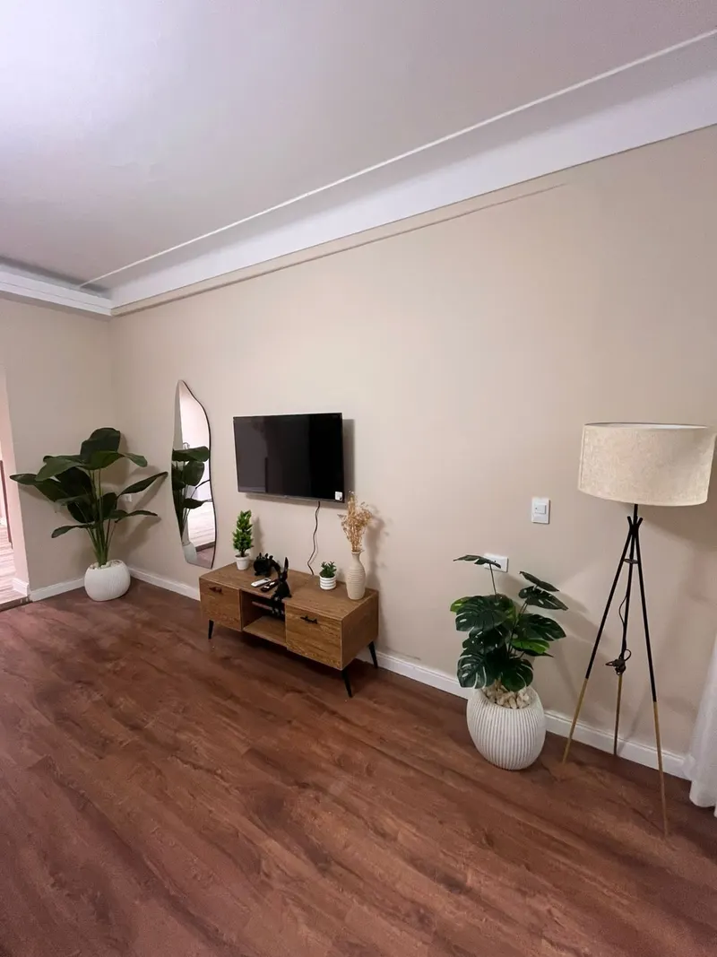 Collage-Art Studio with Leafy Balcony — Studio, Downtown, photo 2