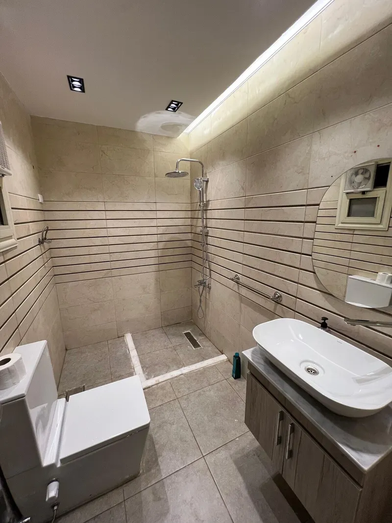 Twin Studio with Striped-Tile Shower (ES12) — Studio, Downtown, photo 4