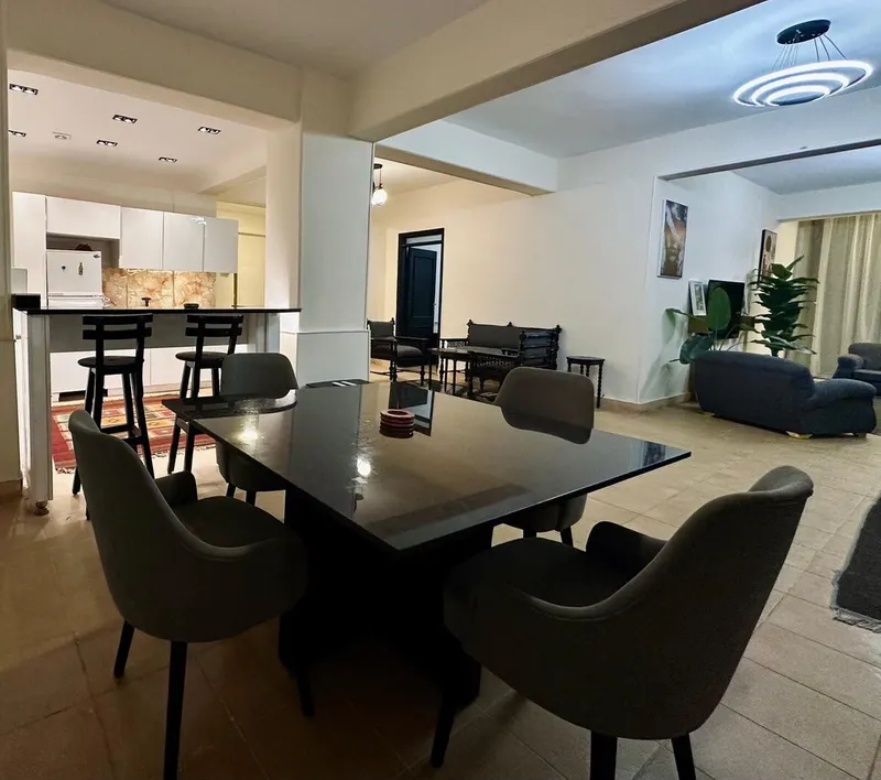 Charcoal Lounge & Dining Flat — 2-Bedroom, Zamalek, photo 3