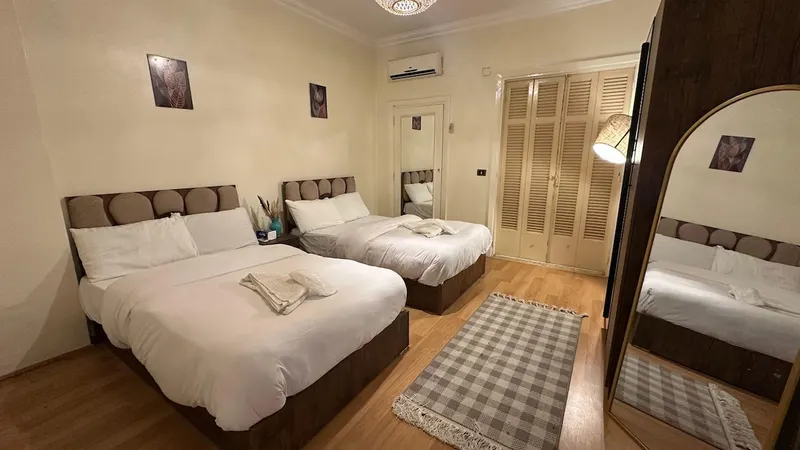 The Gallery-Wall Lounge Flat — 1-Bedroom, Zamalek, photo 2