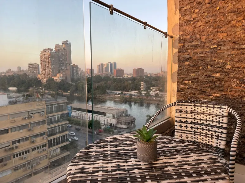 Nile Balcony Home with Dining Room — 1-Bedroom, Agouza, photo 2