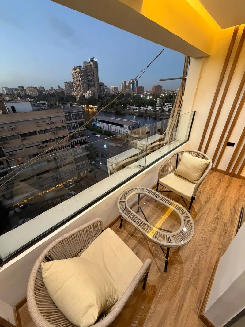Warm-Wood Nile Balcony Flat — 1-Bedroom, Agouza, photo 2