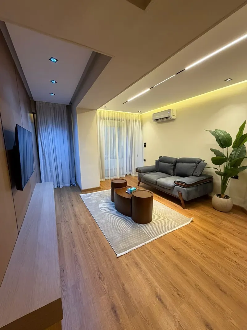 Warm-Wood Nile Balcony Flat — 1-Bedroom, Agouza, photo 4