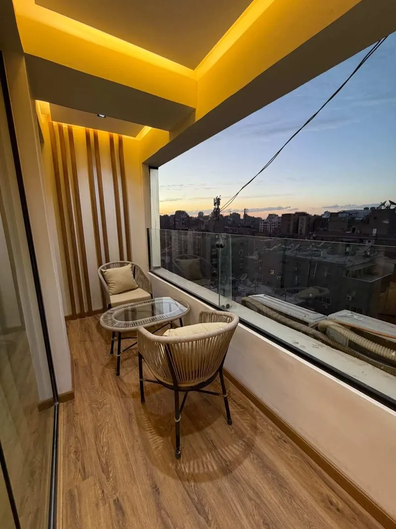 Warm-Wood Nile Balcony Flat — 1-Bedroom, Agouza, photo 5