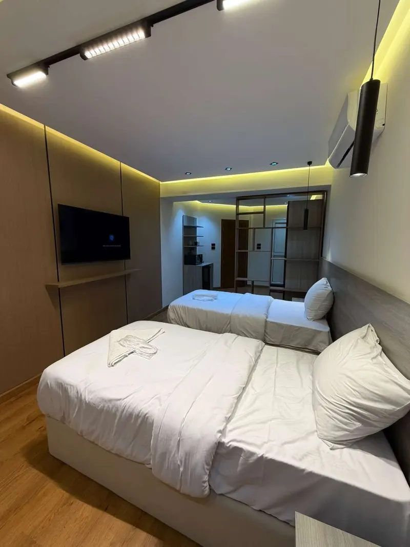 Rust-and-Oak Window Suite — 1-Bedroom, Agouza, photo 3