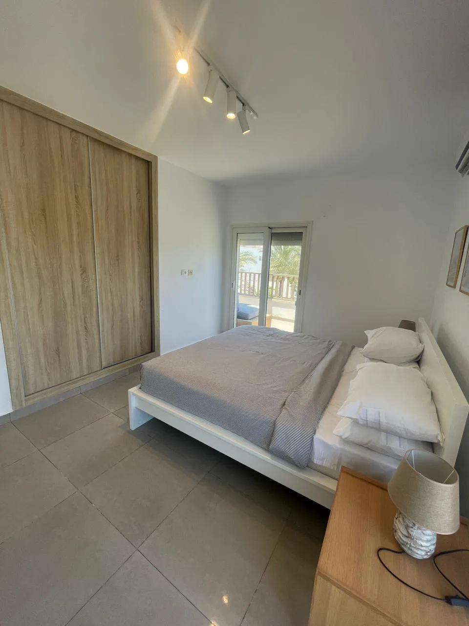 C02-S02 Beachtown 2 Bedroom Apartment — photo 3