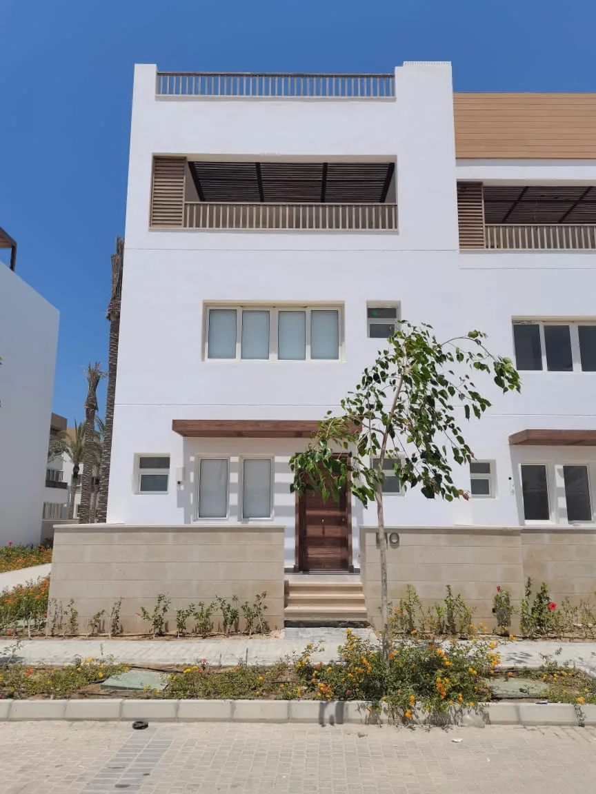 E10 Beachtown 3 Bedroom + Maid's Room Townhome — photo 2