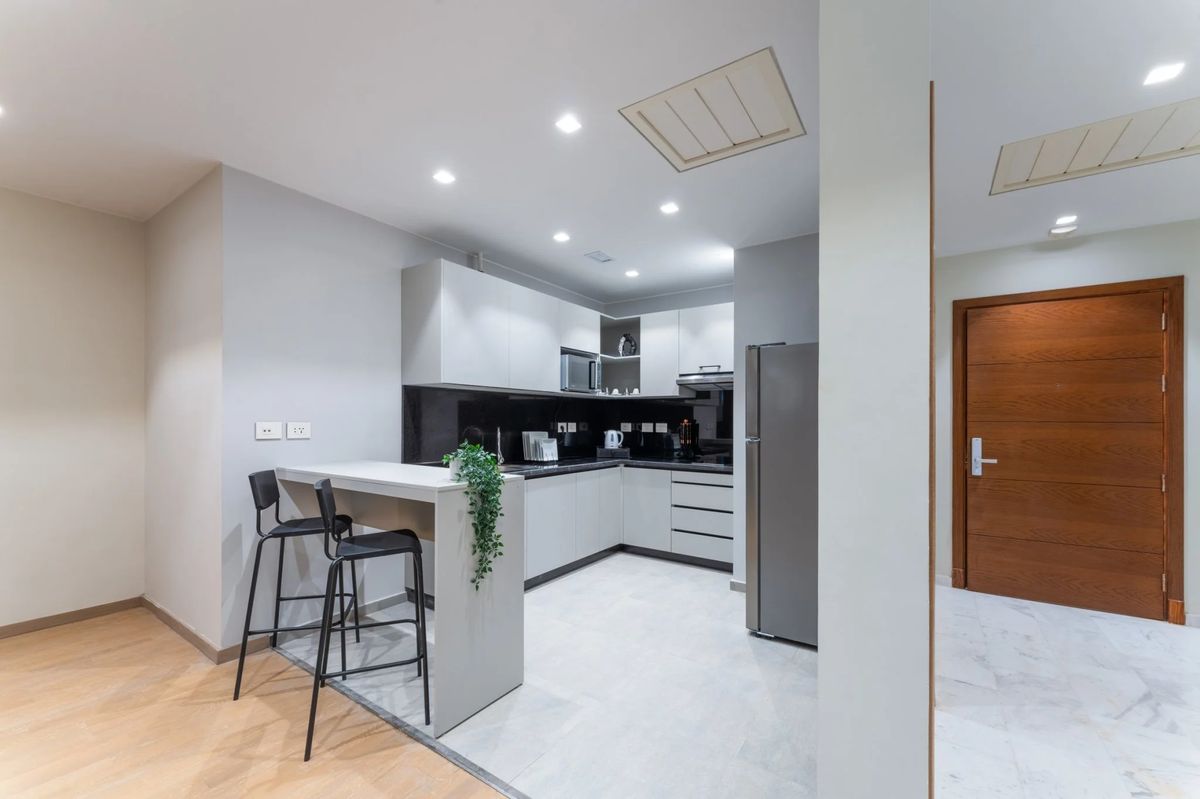 Sh. Zayed Aeon Towers 2BR w/ Kitchen — photo 4