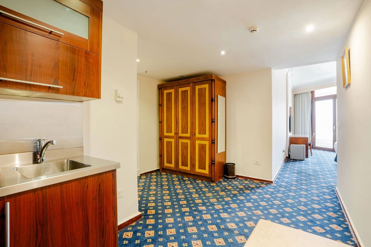 Executive Room king Bed City view Balcony — photo 6
